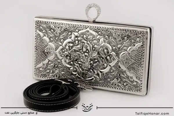 کیف قلمزنی آب نقره با بند چرمی طرح محرابی و اسلیمی کد 001