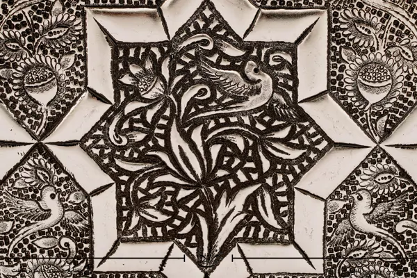 کیف قلم زنی آب نقره با بند چرمی طرح شمسه هشت پر
