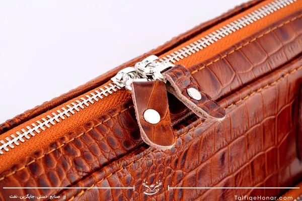 کیف اداری چرم گاوی کروکدیل فریم دار بغل زیپ دار مدل میلاد رنگ عسلی