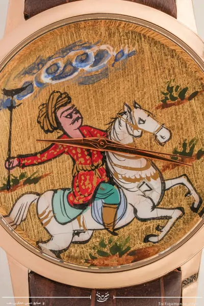 ساعت مچی مردانه صفحه نقاشی طرح چوگان تک اسب ورق طلا با بند چرمی قهوه ای کروکدیل(10443)