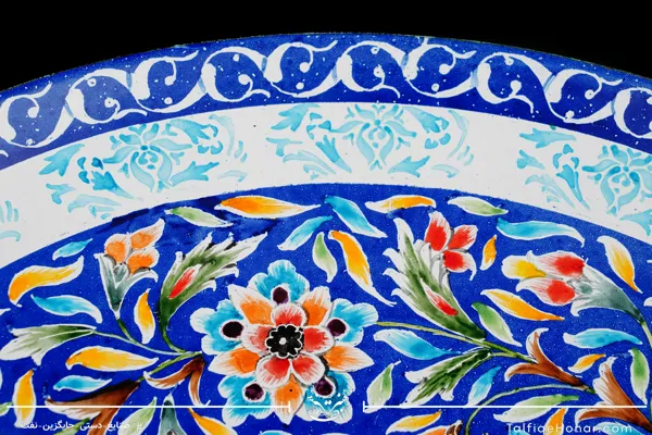 بشقاب مینا کاری با زمینه رنگ لاجوردی قطر 25(10670)
