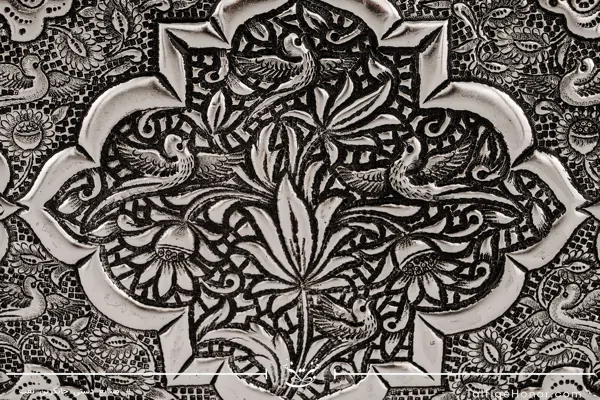 کیف قلمزنی آب نقره با بند چرمی طرح محرابی و اسلیمی 